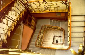 Escadaria com ornamentos do estilo Art Nouveau